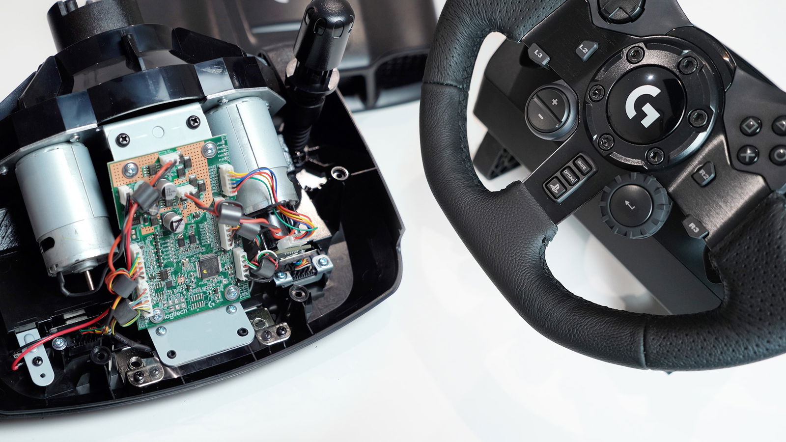 PRO RACING WHEEL Direct Drive and TRUEFORCE feedback technology for PC,  PlayStation or Xbox.